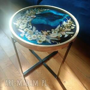 elegancki stolik kawowy z żywicy - niebieskie tło i jasne kwiaty pomysł