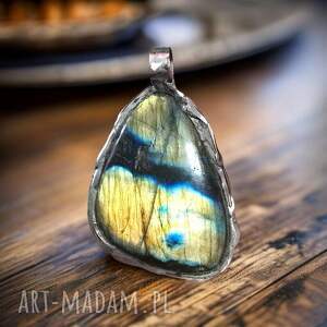 delikatny wisior z labradorytem, naszyjnik, metaloplastyka, autorska