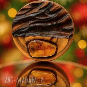 wisiorek z naturalnego drewna brzozy, bursztynem - rzeźbiony, inspiracja