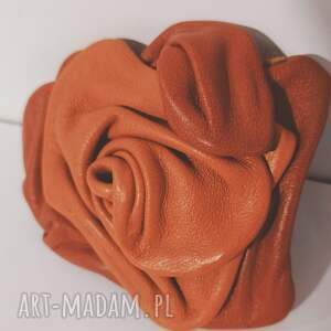 broszka ze skóry, prezenty dla mamy i babci, zapinki, kobiet