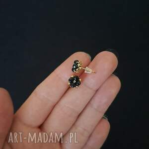 delikatne czarne kolczyki sztyfty - turmalin drobny upominek, czerń i złoto