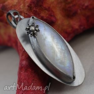 kamień księżycowy srebrny kwiat - wisiorek, oksydowany, kwiatek