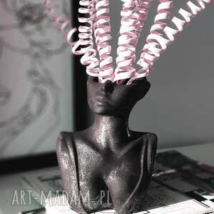 wazon kobieta - kolor srebrny czarny na kwiaty niej do salonu