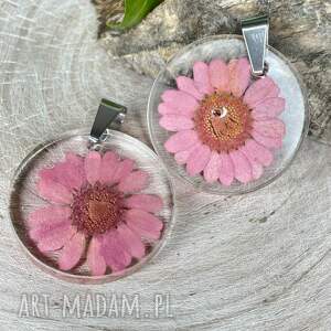 Wisiorek z różowym rumiankiem z2063, naszyjnik - kwiatem