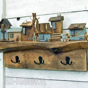 drewniany wieszak na ubrania domkami - wioska, drewna