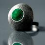 Shambala unikatowy pierścień nowoczesny pierścionek duży, awangardowy kolczyki w kolorze butelkowej zieleni. Wewnątrz biżuteria artystyczna