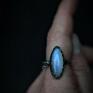 biżuteria z minerałami pierścień z kamieniem księżycowym srebrny pierścionek
