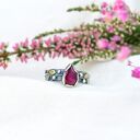 Pierścionek w Surowym Stylu z Listkami i Rubinem