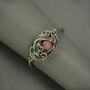 Pierścionek regulowany różowy rodonit wire wrapping stal chirurgiczna