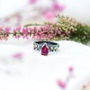 Pierścionek w Surowym Stylu z Listkami i Rubinem