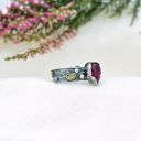 Pierścionek w Surowym Stylu z Listkami i Rubinem