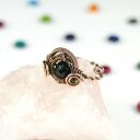 Czarny agat w miedzianym wire wrappingu - regulowany pierścionek boho