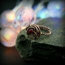 Rubinowy pierścionek z miedzi - regulowany i pełen charakteru (wire wrapping)
