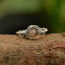 Regulowany pierścionek z kamieniem słonecznym w wire wrapping