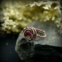 Rubinowy pierścionek z miedzi - regulowany i pełen charakteru (wire wrapping)