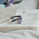 Lawendowy pierścionek spiralny z miedzi - wire wrapping