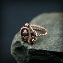Regulowany pierścionek z miedzi z fasetowanym granatem (wire wrapping)