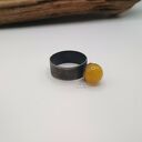 Pierścionek z mleczną kulą bursztynową