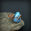 Regulowany pierścionek z dużym niebieskim agatem w wire wrapping