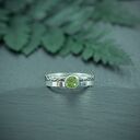 SREBRNY PIERŚCIONEK Z OLIWINEM I PODWÓJNĄ OBRĄCZKĄ, pierścionek z zielonym oczkiem