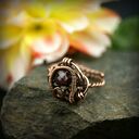 Regulowany pierścionek z miedzi z fasetowanym granatem (wire wrapping)