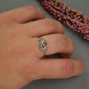 Pierścionek regulowany z różowego rodonitu (wire wrapping) - stal chirurgiczna