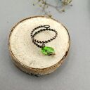 Green Leaf - spiralny pierścionek z miedzi z zielonym koralikiem