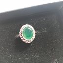 Srebrny pierścionek z zielonym chalcedonem