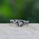 Pierścionek z Listkami i Jasnozielonym Szafirem r. 15