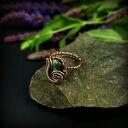 Szmaragdowy pierścionek regulowany z oksydowanej miedzi - rękodzieło wire wrapping