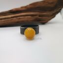 Pierścionek z mleczną kulą bursztynową