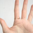 Regulowany okrągły pierścionek z pieprzem - minimalistyczny