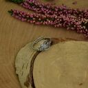 Regulowany pierścionek z kamieniem księżycowym w technice wire wrapping