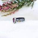 Pierścionek w Surowym Stylu z Listkami i Rubinem