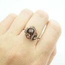 Regulowany pierścionek z miedzi z fasetowanym granatem (wire wrapping)