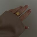 Złoty pierścionek z retro kwadratem