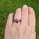 Pierścionek w Surowym Stylu z Listkami i Rubinem