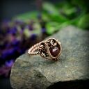 Regulowany pierścionek z miedzi z fasetowanym granatem (wire wrapping)