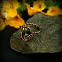 Szmaragdowy pierścionek regulowany z oksydowanej miedzi - rękodzieło wire wrapping