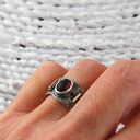 granat srebro złoto pierścionek