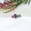 Pierścionek w Surowym Stylu z Listkami i Rubinem