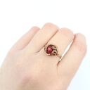 Regulowany pierścionek z koralem i miedzią (wire wrapping)