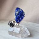 Srebrny regulowany pierścień z lapis lazuli