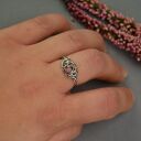 Pierścionek regulowany różowy rodonit - wire wrapping ze stali chirurgicznej
