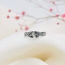 Pierścionek z Listkami i Jasnozielonym Szafirem r. 15