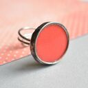 Red statement - pierścionek z czerwonym szkłem, geometryczny