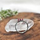 Delikatny mini pierścionek z czerwonymi kryształkami - regulowany rozmiar
