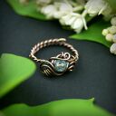Regulowany pierścionek z błękitnym topazem z miedzi - wire wrapping