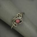 Pierścionek regulowany różowy rodonit wire wrapping stal chirurgiczna