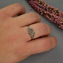 Regulowany pierścionek z kamieniem słonecznym w technice wire wrapping